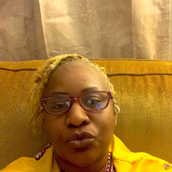 Meet your Posher, Cynthia - Picture 1 of 2
